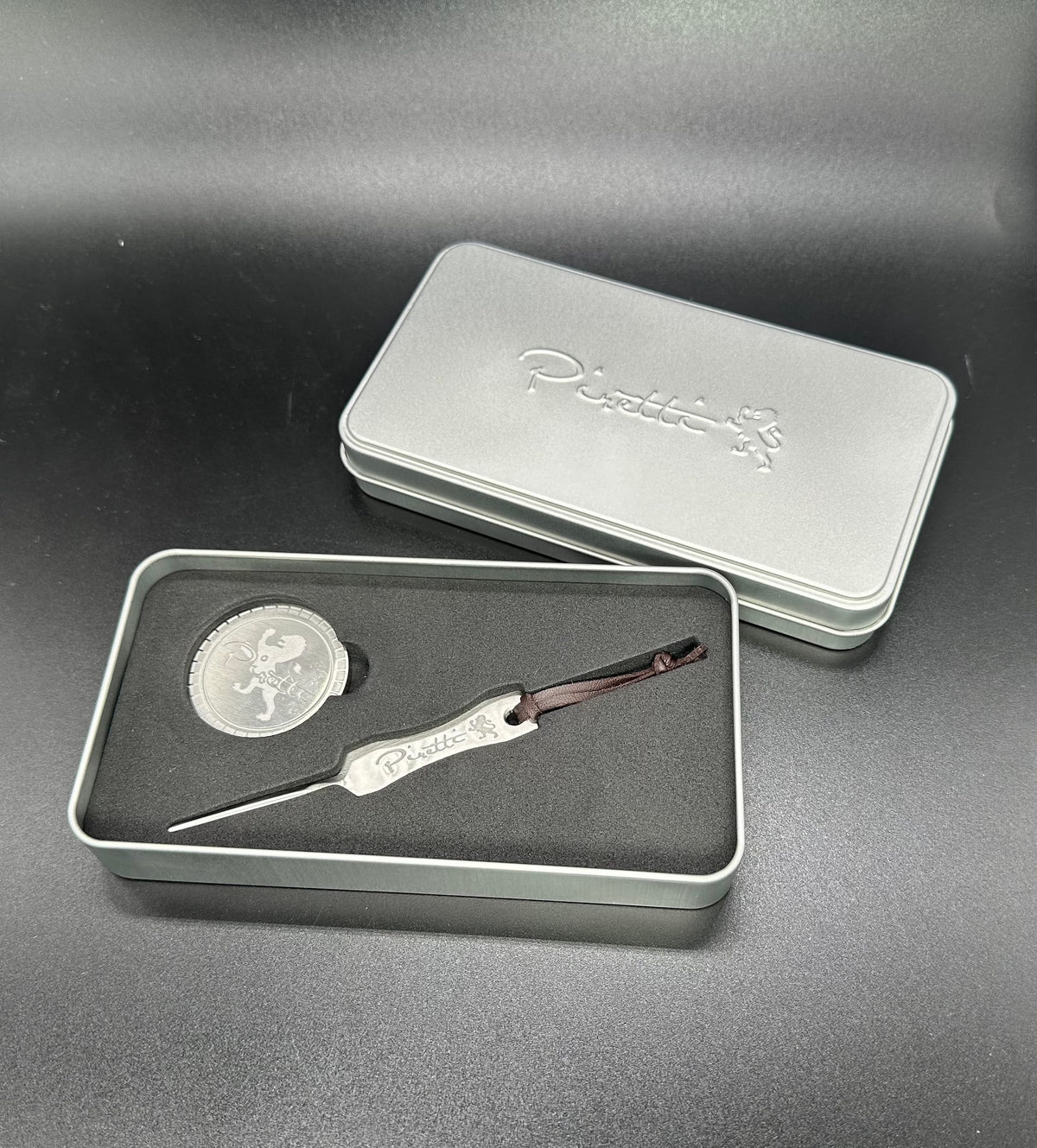 Piretti Commemorative Ball Marker & Divot Tool Set