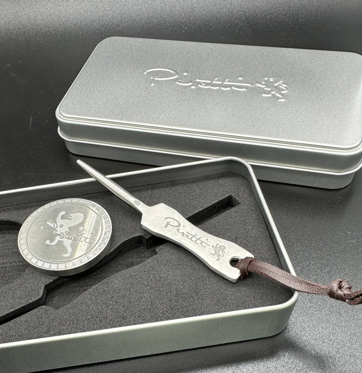 Piretti Commemorative Ball Marker & Divot Tool Set