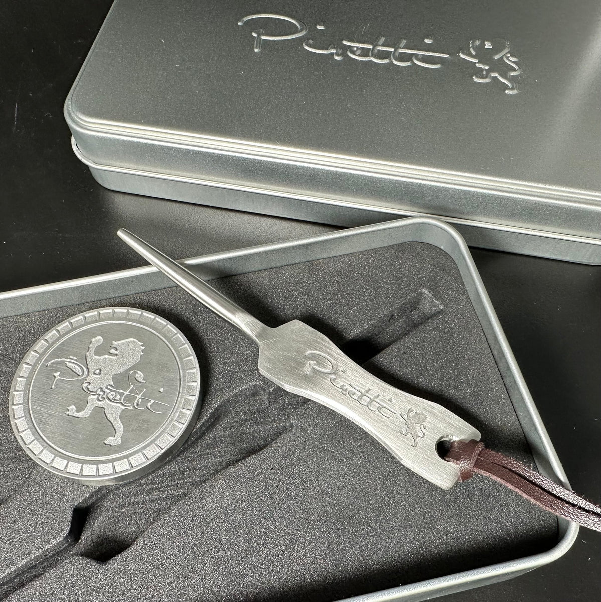 Piretti Commemorative Ball Marker & Divot Tool Set